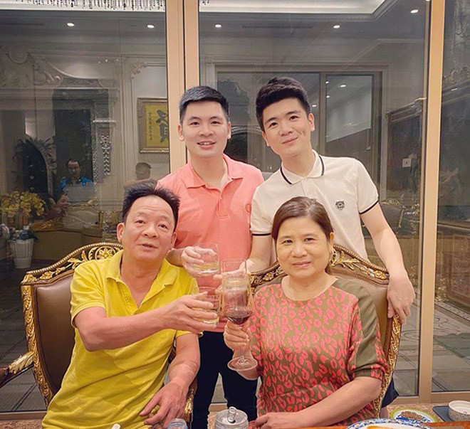 Quang Vinh nói: “Bố luôn hiểu mẹ đã phải nhẫn nhịn, chịu nhiều thiệt thòi trong cuộc sống. Mẹ luôn ủng hộ bố để có được ngày hôm nay, vì thế bố rất trân trọng mẹ. Bố từng cảm ơn mẹ vì đã mang tới cho ông 2 cậu con trai – tài sản quý giá nhất”.