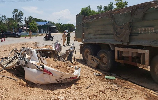 Bắt giam tài xế xe tải chở đất đá đè bẹp ôtô con làm 3 người chết Bat giam tai xe xe tai cho dat da de bep oto con lam 3 nguoi chet