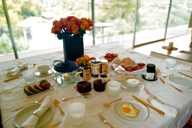 Ở tầng 1, phòng khách được thiết kế nối liền với bếp và phòng ăn.