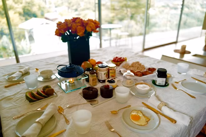 Ở tầng 1, phòng khách được thiết kế nối liền với bếp và phòng ăn.