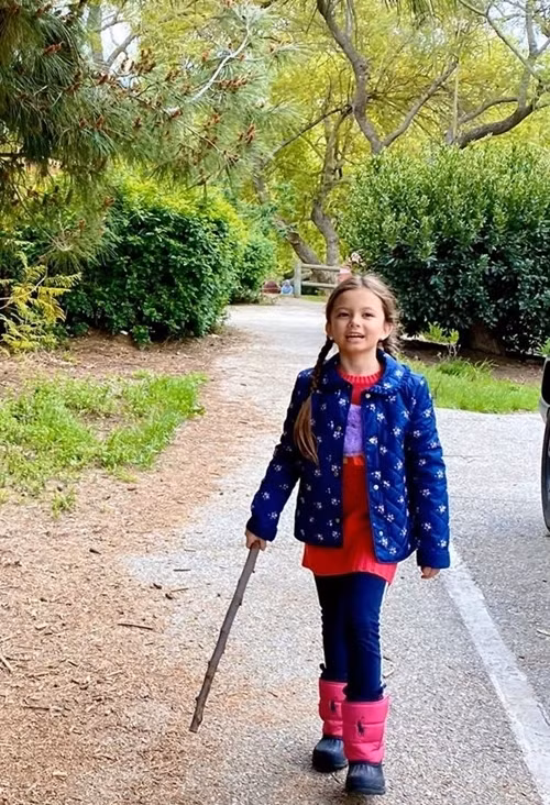 Bao quanh biệt thự là khu vườn rộng như công viên thu nhỏ cho Tôm - Tép vui chơi.