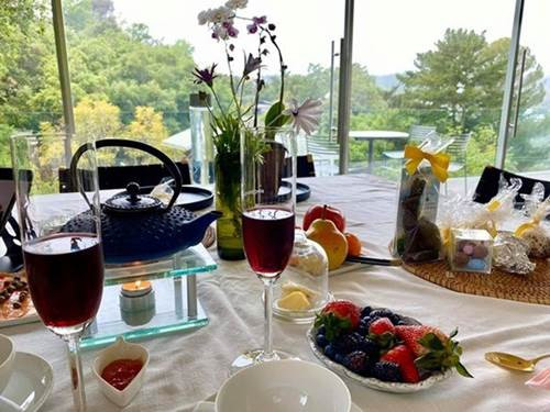 Chỗ kê bàn ăn có hướng nhìn ra khu vườn xanh mướt.