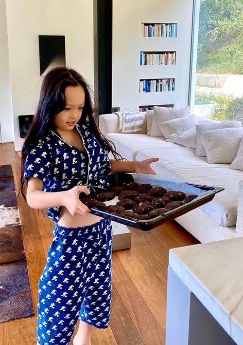 Giá sách thiết kế ốp tường vừa tiết kiệm diện tích lại tăng tính thẩm mỹ.