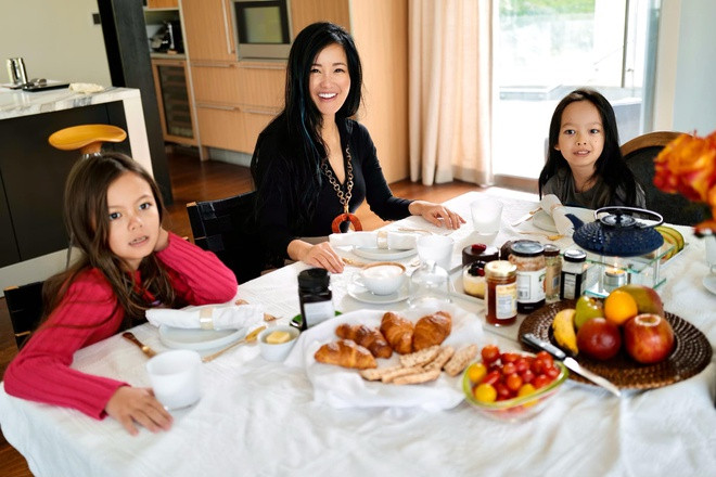 Ba mẹ con Hồng Nhung sống trong căn biệt thự cô vừa hoàn thành ở Beverly Hills (California, Mỹ).