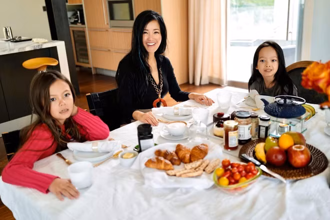 Ba mẹ con Hồng Nhung sống trong căn biệt thự cô vừa hoàn thành ở Beverly Hills (California, Mỹ).