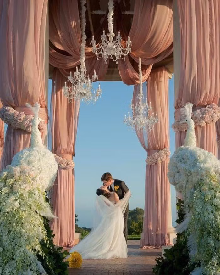 Toàn bộ không gian được trang trí công phu, đẹp mắt với rất nhiều hoa tươi, tràn ngập ánh sáng như cổ tích.