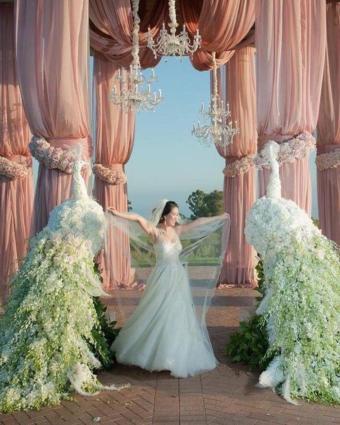 Mới đây, nữ tỷ phú Mimi Morris thu hút được nhiều sự quan tâm của dân mạng khi đăng tải loạt ảnh khoe lễ kỷ niệm ngày cưới vô cùng hoành tráng