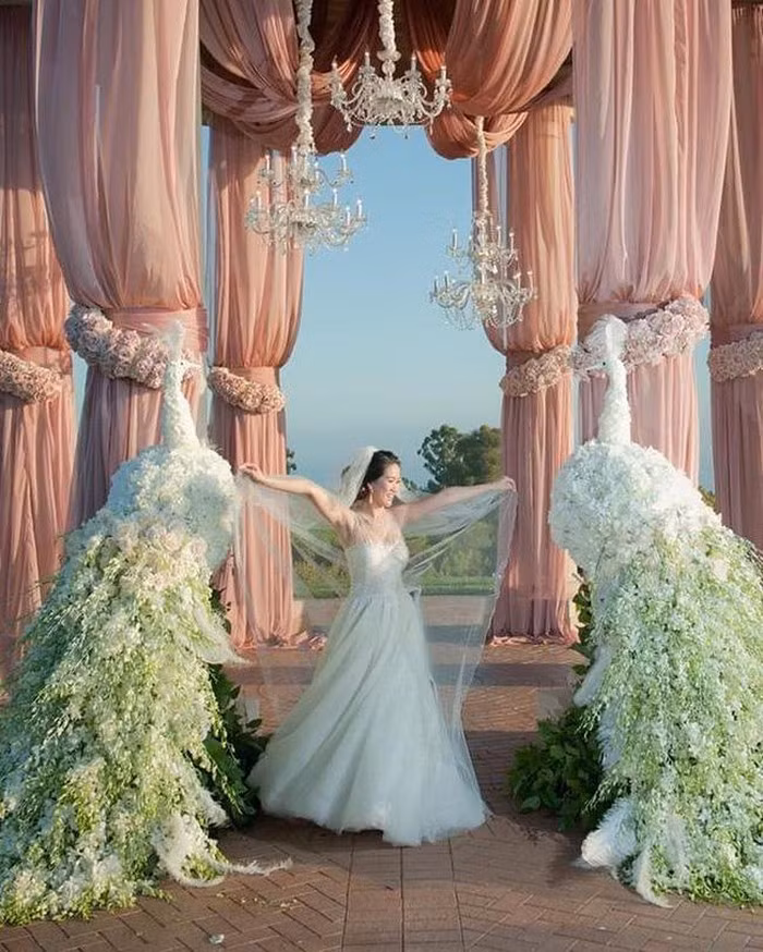 Mới đây, nữ tỷ phú Mimi Morris thu hút được nhiều sự quan tâm của dân mạng khi đăng tải loạt ảnh khoe lễ kỷ niệm ngày cưới vô cùng hoành tráng