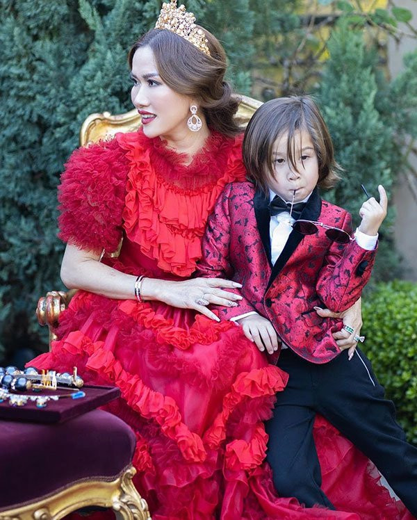 Cả ba người con của nữ tỷ phú Morris đều được sinh ra ở Mỹ, song vẫn thường xuyên được bố mẹ cho về Việt Nam để thăm bà ngoại, đồng thời làm từ thiện. Nguồn ảnh: FBNV. Video: “Hot girl thị phi” trở thành tỷ phú trẻ nhất thế giới. Nguồn: VTC14