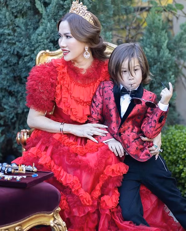 Cả ba người con của nữ tỷ phú Morris đều được sinh ra ở Mỹ, song vẫn thường xuyên được bố mẹ cho về Việt Nam để thăm bà ngoại, đồng thời làm từ thiện. Nguồn ảnh: FBNV. Video: “Hot girl thị phi” trở thành tỷ phú trẻ nhất thế giới. Nguồn: VTC14