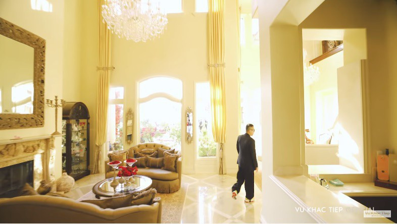 Căn nhà rộng và sang trọng như cung điện.