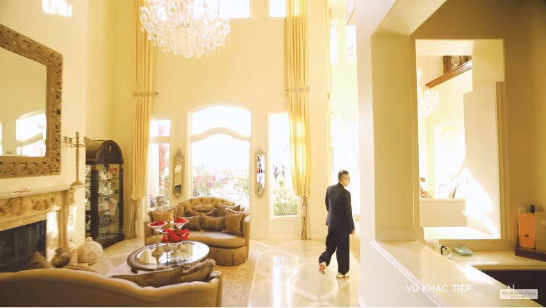 Căn nhà rộng và sang trọng như cung điện.