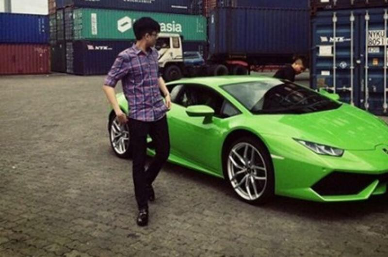 Năm 2015, Phan Hoàng được anh trai Phan Thành tặng cho chiếc siêu xe Lamborghini Huracan màu xanh cốm trị giá khoảng 18 tỷ nhân dịp sinh nhật.