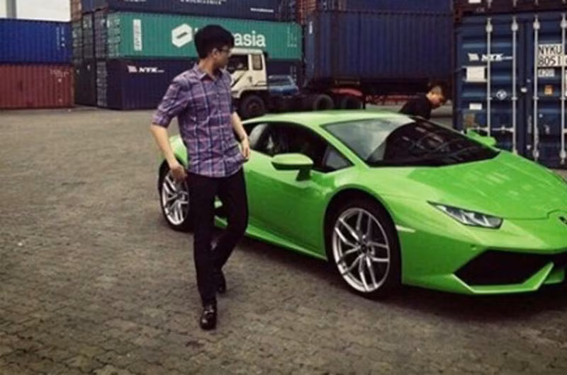 Năm 2015, Phan Hoàng được anh trai Phan Thành tặng cho chiếc siêu xe Lamborghini Huracan màu xanh cốm trị giá khoảng 18 tỷ nhân dịp sinh nhật.
