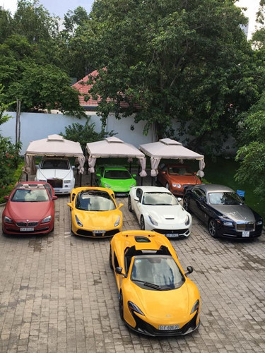 Trong tháng 6/2015, Phan Thành mua 3 chiếc siêu xe khác nhau với tổng giá trị lên đến hàng chục tỷ đồng. Đầu tiên là chiếc BMW i8 màu xám bút chì có giá gần 9 tỷ đồng.