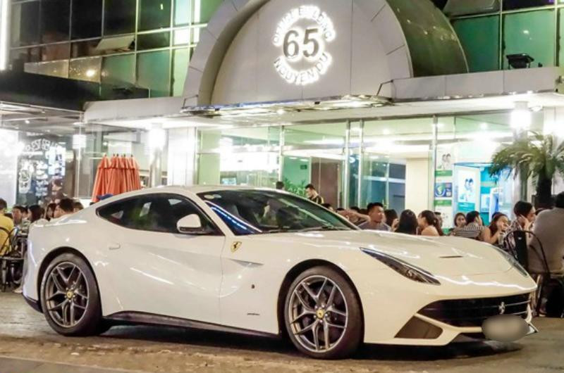 Sau đó, chiếc Ferrari F12 Berlinetta màu trắng có giá khởi điểm 315.888 USD tại thị trường Mỹ. Ước tính, sau khi đóng đủ các loại thuế và ra biển trắng, siêu xe có giá khoảng 20 tỷ đồng.