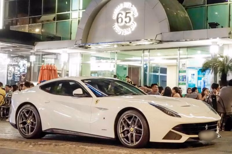 Sau đó, chiếc Ferrari F12 Berlinetta màu trắng có giá khởi điểm 315.888 USD tại thị trường Mỹ. Ước tính, sau khi đóng đủ các loại thuế và ra biển trắng, siêu xe có giá khoảng 20 tỷ đồng.