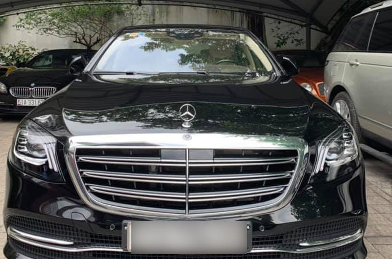 Trước đó, chàng thiếu gia này cũng từng khoe trên trang mạng xã hội Facebook hình ảnh siêu xe bạc tỷ Bentley Continental GT V8 S màu xanh đen có giá 4,4 tỷ đồng tại Mỹ.