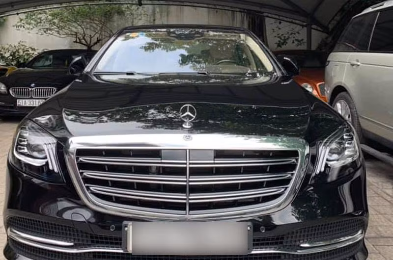 Trước đó, chàng thiếu gia này cũng từng khoe trên trang mạng xã hội Facebook hình ảnh siêu xe bạc tỷ Bentley Continental GT V8 S màu xanh đen có giá 4,4 tỷ đồng tại Mỹ.