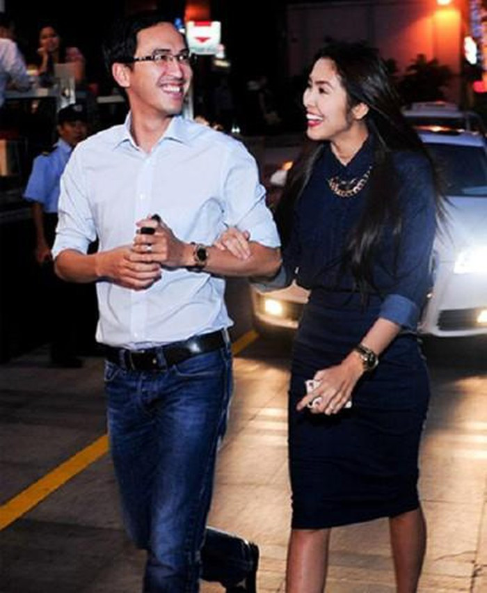 Louis Nguyễn có thói quen đeo hồng hồ mọi lúc, mợi nơi. Trong ảnh là Louis Nguyễn và vợ Tăng Thanh Hà đeo cặp đồng hồ Patek Phillip trị giá hàng tỷ đồng trong một sự kiện.