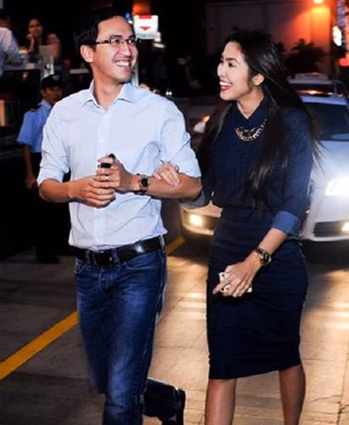 Louis Nguyễn có thói quen đeo hồng hồ mọi lúc, mợi nơi. Trong ảnh là Louis Nguyễn và vợ Tăng Thanh Hà đeo cặp đồng hồ Patek Phillip trị giá hàng tỷ đồng trong một sự kiện.