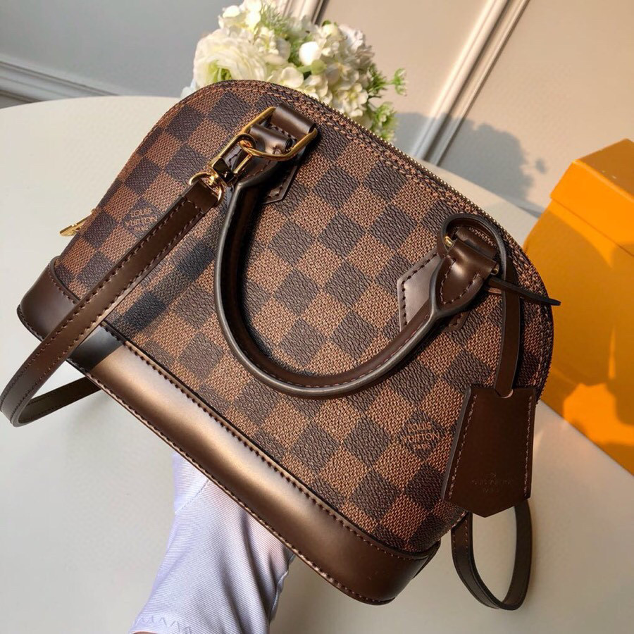 Sau mỗi mùa, nếu bất kỳ sản phẩm Louis Vuitton nào không được bán, chúng sẽ được gửi trở lại nhà máy của nó ở Pháp để băm nhỏ hoặc đốt cháy, để duy trì giá trị vật phẩm và đẳng cấp của thương hiệu.