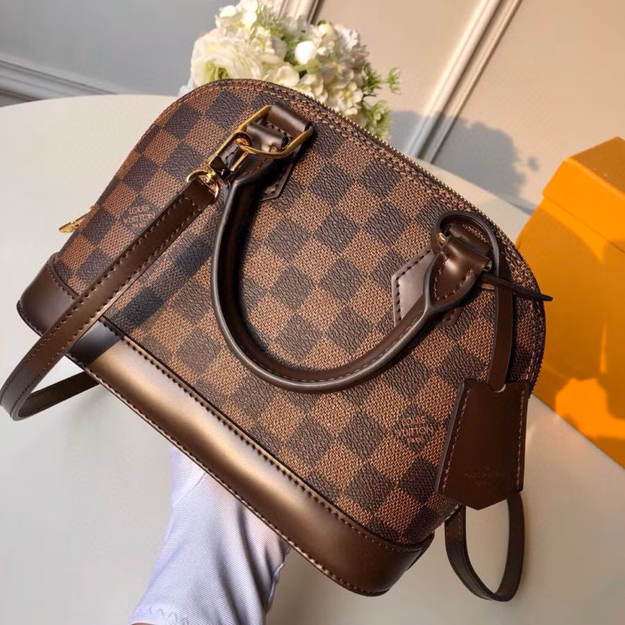 Sau mỗi mùa, nếu bất kỳ sản phẩm Louis Vuitton nào không được bán, chúng sẽ được gửi trở lại nhà máy của nó ở Pháp để băm nhỏ hoặc đốt cháy, để duy trì giá trị vật phẩm và đẳng cấp của thương hiệu.