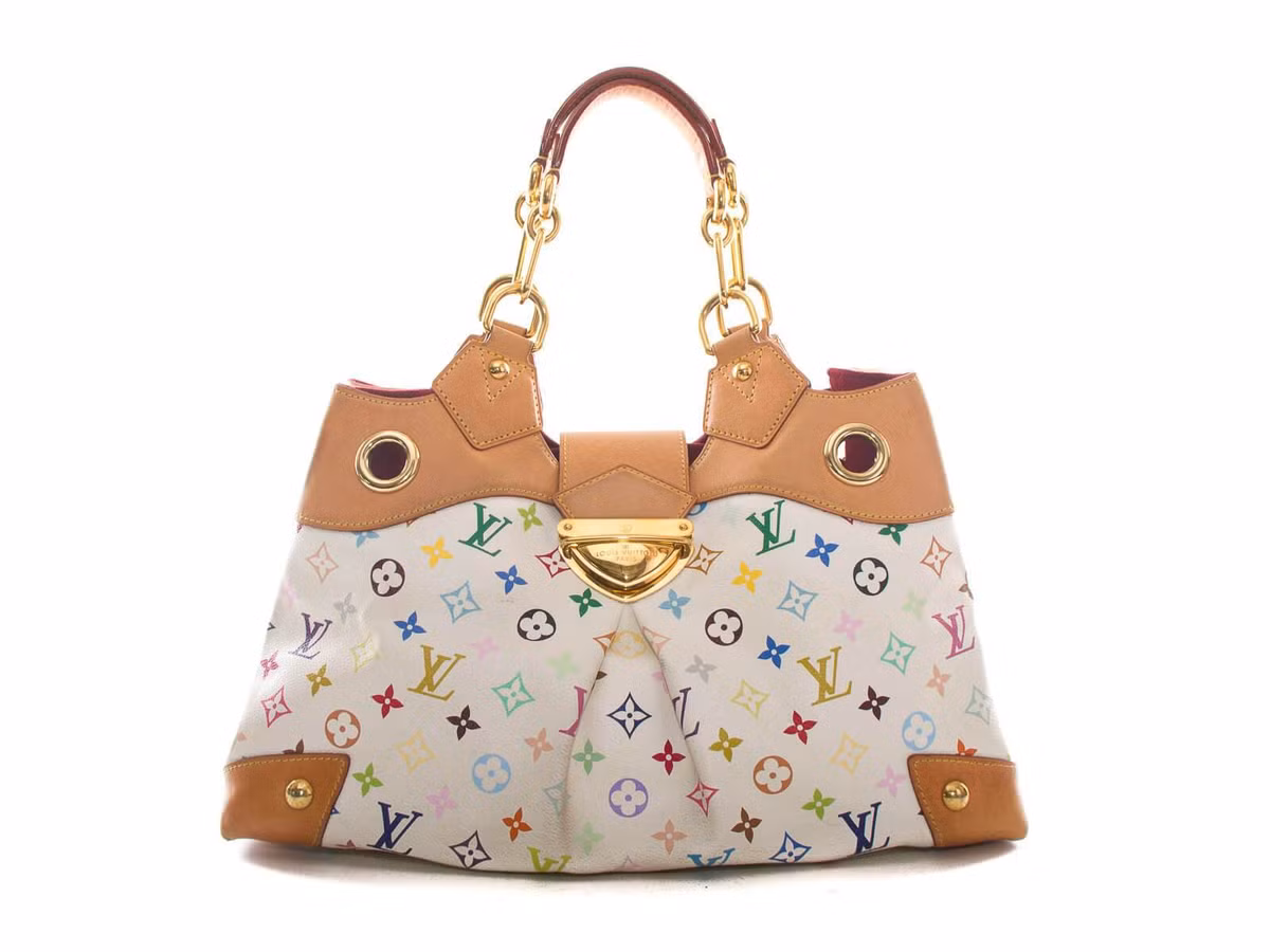 Louis Vuitton không bao giờ treo mác giá bên ngoài sản phẩm, thay vào đó, chúng được đặt khéo léo ở bên trong. Khi mua, túi thường có thẻ với mã số riêng kèm hóa đơn được đặt trong phong bì nhằm tránh nạn làm giả.