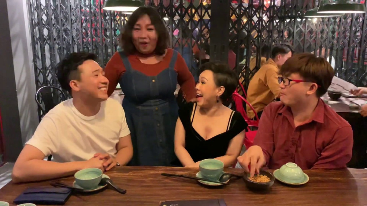 Danh hài Trấn Thành còn làm chủ Quán ăn A Mà cùng căn hộ cao cấp rộng hơn 100 m2, 3 phòng ngủ với giá 7 tỷ 500 triệu, có tầm nhìn ra hồ, để tiện cho những chuyến lưu diễn không phải tốn kém thuê khách sạn.