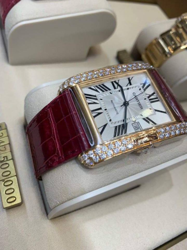 Đồng hồ Hublot, Cartier trị giá hàng tỷ đồng cũng là sở thích của nam danh hài. Ảnh: FBNV. Video: Trấn Thành - Hari Won xuất hiện trên sách Hàn Quốc. Nguồn: VTC Now