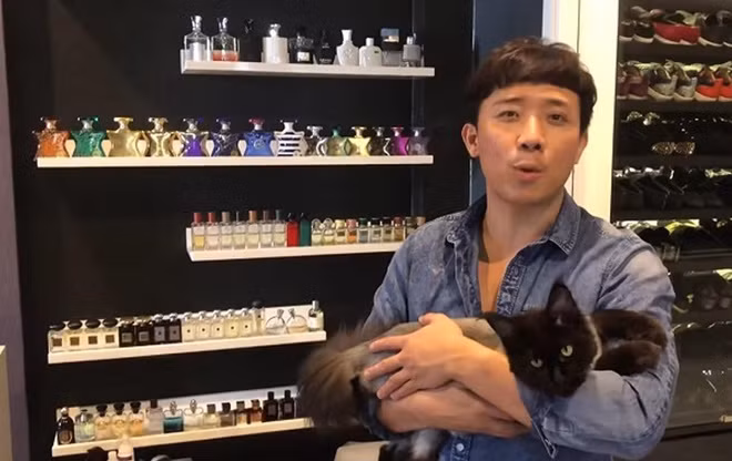 MC đắt show nhất nhì làng giải trí Việt có niềm đam mê đặc biệt với nước hoa. Anh từng khiến cộng đồng mạng “choáng ngợp” khi đăng tải bộ sưu tập nước hoa được trưng bày hết sức hoành tráng trong tủ gỗ. Ảnh: FBNV.
