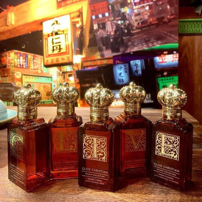 Những chai nước hoa xa xỉ của thương hiệu nước hoa lâu đời giá 275 bảng Anh (khoảng 8,4 triệu đồng) của Clive Christian cũng nằm trong tủ nước hoa của Trấn Thành. Ảnh: FBNV.