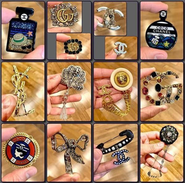 Không chỉ nước hoa, nam MC còn thể hiện độ “chịu chơi” qua những món phụ kiện. Trấn Thành từng mua đến 14 chiếc ghim cài áo đến từ những thương hiệu đình đám: Chanel, Gucci và Dolce&amp;Gabbana. Ảnh: FBNV.