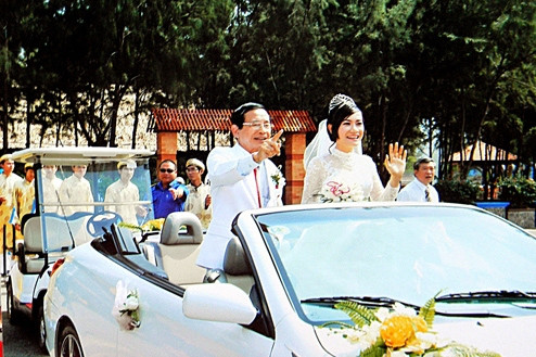 Đám cưới của đại gia Lê Ân và vợ trẻ trở thành một sự kiện để dư luận bàn tán khi đoàn rước dâu gồm một dàn siêu xe, trong đó có một chiếc trị giá 20 tỷ đồng.