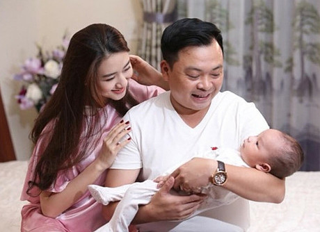 Dù khoảng cách tuổi tác lớn nhưng cả hai luôn biết cách hòa hợp nhau. Hiện tại, ông Doãn Văn Phương đang sống hạnh phúc cùng vợ trẻ và cậu con trai bé nhỏ. Nguồn ảnh: Internet.