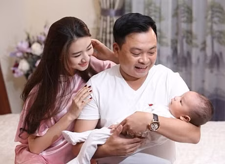 Dù khoảng cách tuổi tác lớn nhưng cả hai luôn biết cách hòa hợp nhau. Hiện tại, ông Doãn Văn Phương đang sống hạnh phúc cùng vợ trẻ và cậu con trai bé nhỏ. Nguồn ảnh: Internet.