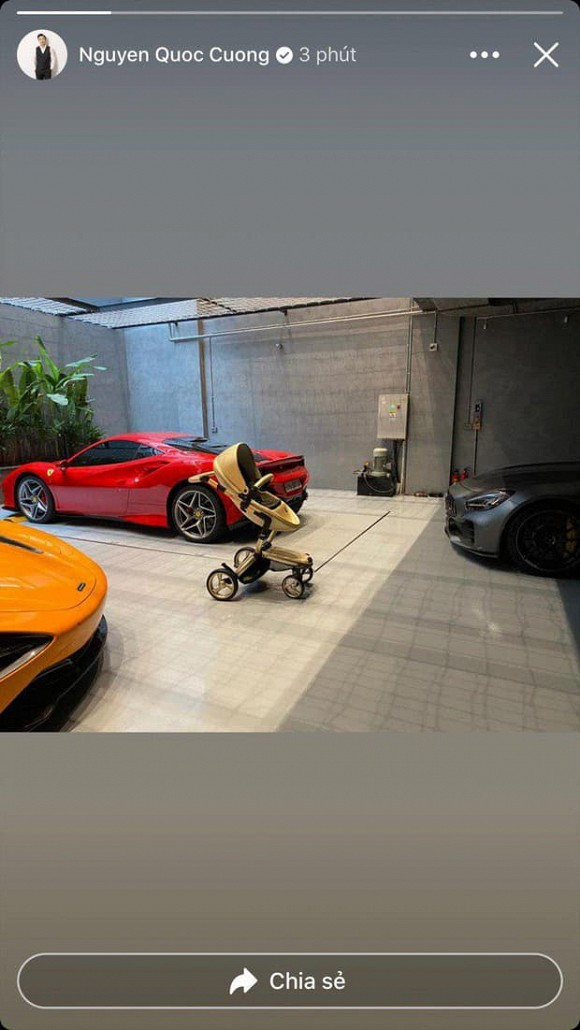 Khi con gái chưa chào đời, ông xã Đàm Thu Trang đã khoe món đồ đầu tiên chuẩn bị cho em bé sắp chào đời là một chiếc nôi đẩy.