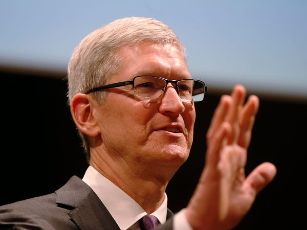 Tương tự, CEO Tim Cook của Apple cũng đăng tải trên mạng xã hội rằng họ sẽ cố gắng hỗ trợ nhằm giúp Trung Quốc chống lại đại dịch này.