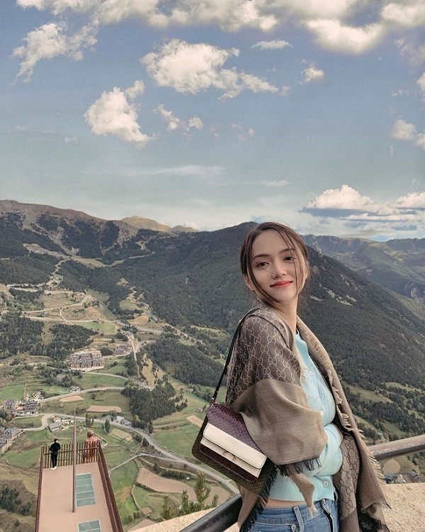 Hầu hết các thương hiệu lừng danh thế giới đều có mặt trong tủ đồ của người đẹp như Versace, Chanel, Dior, Yves Saint Laurent, Hermes, Dolce &amp; Gabbana…. Ảnh: FBNV.