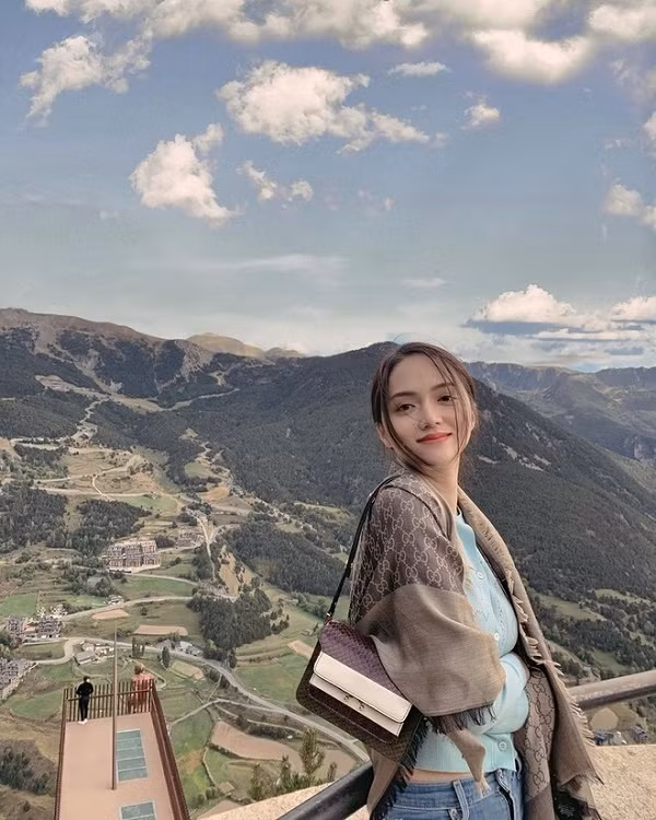 Hầu hết các thương hiệu lừng danh thế giới đều có mặt trong tủ đồ của người đẹp như Versace, Chanel, Dior, Yves Saint Laurent, Hermes, Dolce &amp; Gabbana…. Ảnh: FBNV.