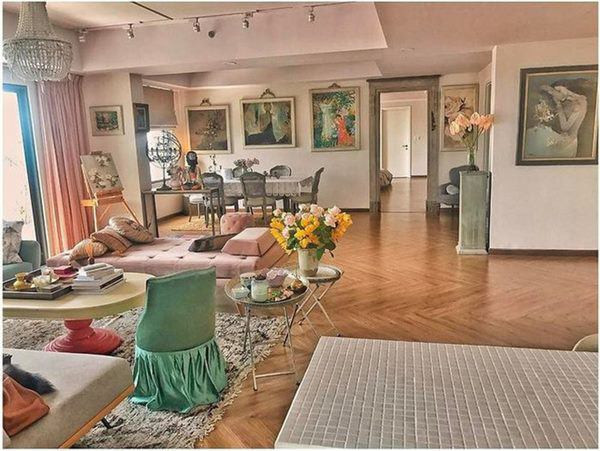 Ngoài tài năng, Lý Quí Khánh còn là cháu trai của dòng dõi Lý Quí - 1 trong 2 gia tộc bề thế nhất Sài Gòn. Anh đang sống trong một căn penthouse 2 tầng giữa lòng Sài Gòn.