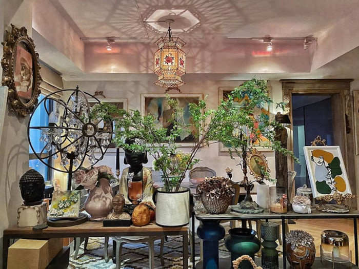 Trên Instagram cá nhân, NTK Lý Quí Khánh thường xuyên chia sẻ hình ảnh căn penthouse phong cách cổ điển với view tràn đầy ánh sáng và lãng mạn.