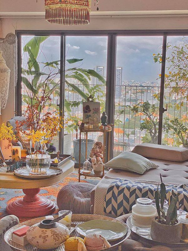 Lý Quí Khánh trang trí phòng khách với hoa tươi đẹp dịu dàng.