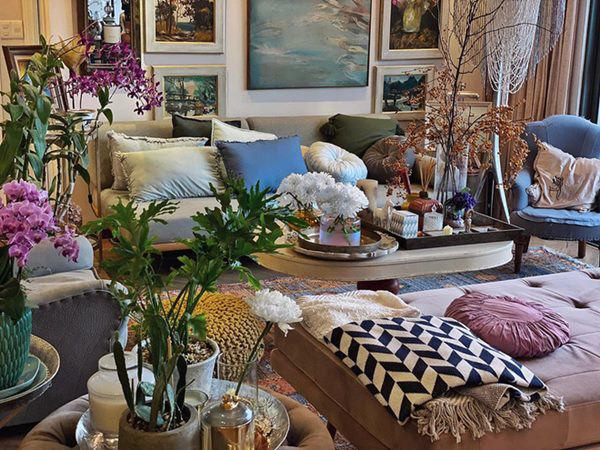 Tại phòng khách, nhà thiết kế nổi tiếng lựa chọn bộ sofa có gam màu lạnh kết hợp với nhiều loại cây và hoa.