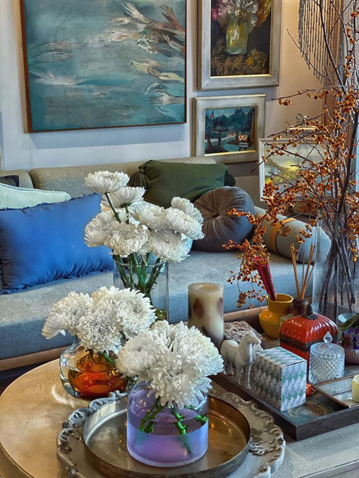 Những bức tranh nghệ thuật lớn, nhỏ khác nhau cũng thu hút sự chú ý của khán giả.