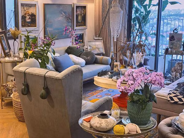 Cửa kính giúp không gian thêm phần thoáng mát, tràn ngập ánh sáng.