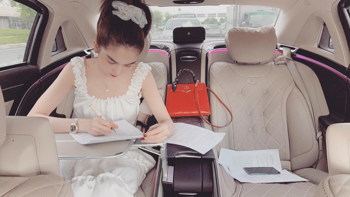 Gần đây, nữ hoàng nội y Ngọc Trinh lại làm cộng đồng mạng dậy sóng khi khoe nhẹ một đơn hàng 4 tỷ đồng. Tiếp đó, là khoảnh khắc tranh thủ xử lý giấy tờ công việc trên xế hộp vì lịch trình bận rộn của mình.. Ảnh: FB Ngọc Trinh.