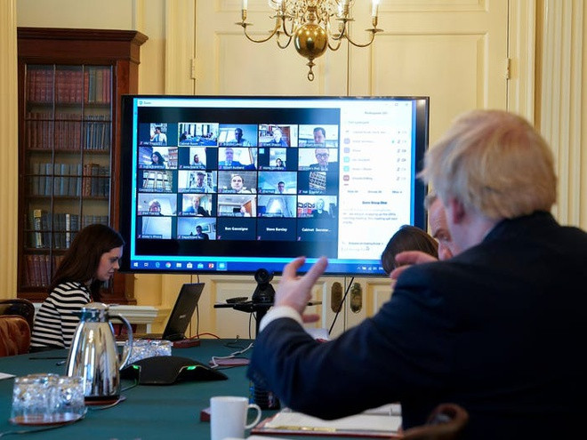 Kể từ khi Covid-19 bùng phát vào tháng 1, ứng dụng Zoom thường dẫn đầu bảng xếp hạng lượt tải trong kho cửa hàng ứng dụng Apple. Theo công ty theo dõi ứng dụng Apptopia, Zoom đã được tải xuống 2,13 triệu lần trên toàn thế giới vào ngày 23/3. Doanh thu của Zoom cũng tăng 85% lên 166,6 triệu USD trong 3 tháng đầu năm. Ảnh: 10 Downing Street.