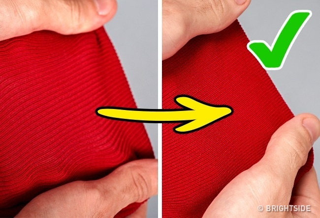 Một bộ quần áo chất lượng tốt luôn giữ được form hình dáng của nó dù có kéo dãn với lực tay mạnh đến đâu. Vì thế, hãy dùng tay kéo dãn rồi buông ra. Nếu về hình dáng ban đầu thì là sản phẩm có chất lượng tốt.