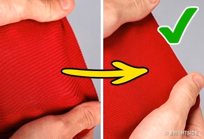 Một bộ quần áo chất lượng tốt luôn giữ được form hình dáng của nó dù có kéo dãn với lực tay mạnh đến đâu. Vì thế, hãy dùng tay kéo dãn rồi buông ra. Nếu về hình dáng ban đầu thì là sản phẩm có chất lượng tốt.